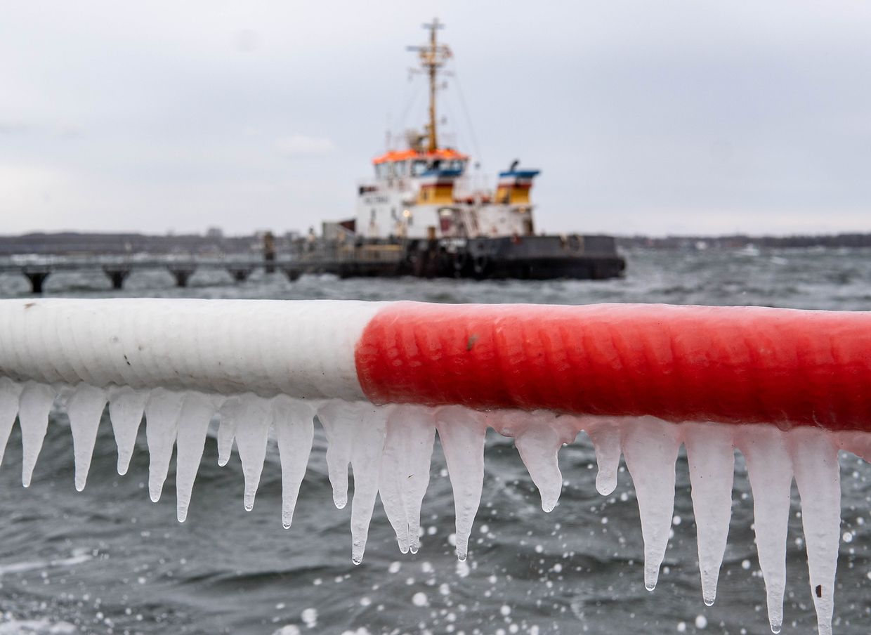 Das Winterwetter hat den Norden und die Mitte Deutschlands fest im Griff. Schnee und Eis sorgen für massive Verkehrsprobleme, manche haben aber auch ihren Spaß daran.