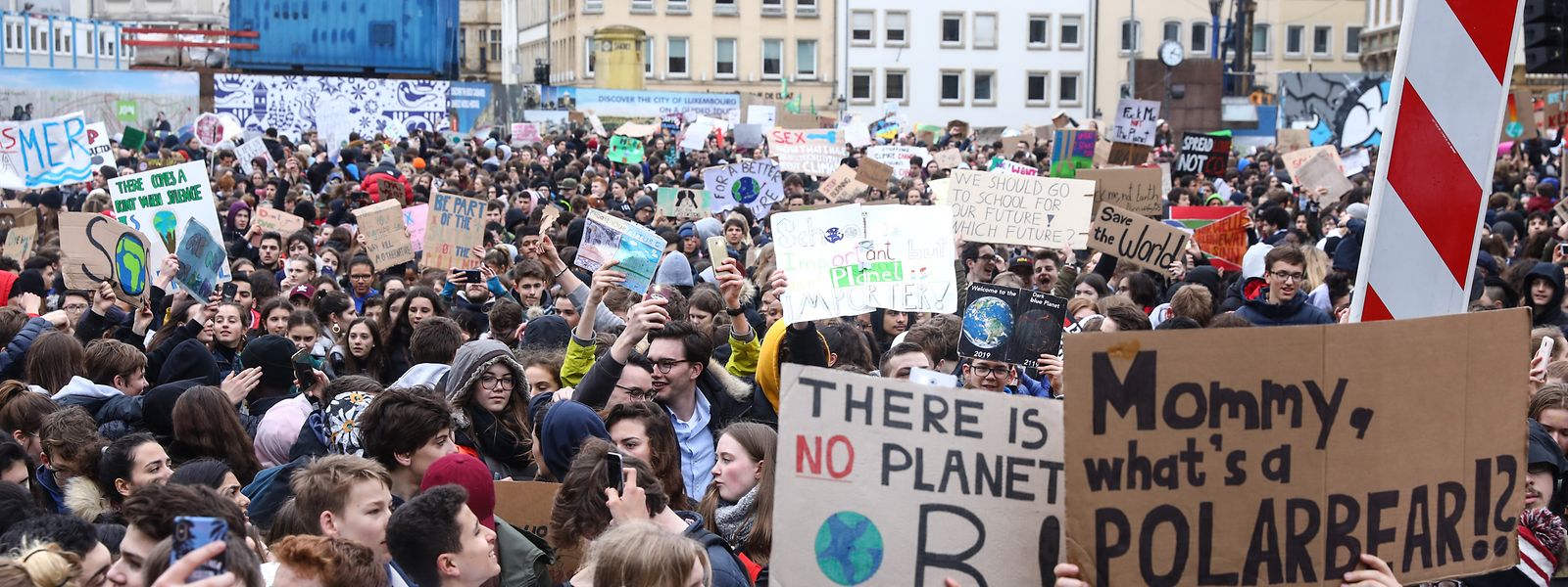 Bei dem ersten "Fridays for Future"-Streik im vergangenen März nahmen laut "Youth for Climate" 15.000 Schüler teil. Die Polizei sprach von 7.500 Teilnehmern.