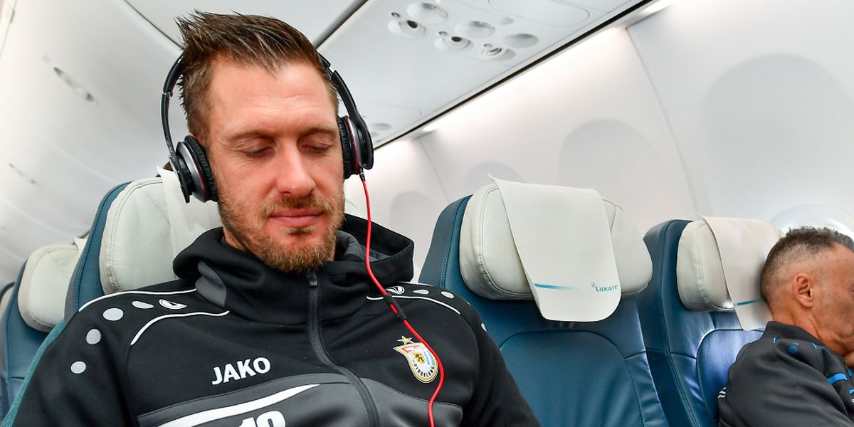 Landry Bonnefoi, lors du vol Luxembourg - Milan ce mercredi matin. Le gardien du F91 retrouve l'Italie où il a évolué plusieurs saisons, à la Juventus et à Messina Peloro.