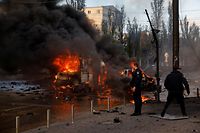 Cars are seen on fire after Russian missile strikes, as Russia's attack continues, in Kyiv, Ukraine October 10, 2022. REUTERS/Valentyn Ogirenko     TPX IMAGES OF THE DAY