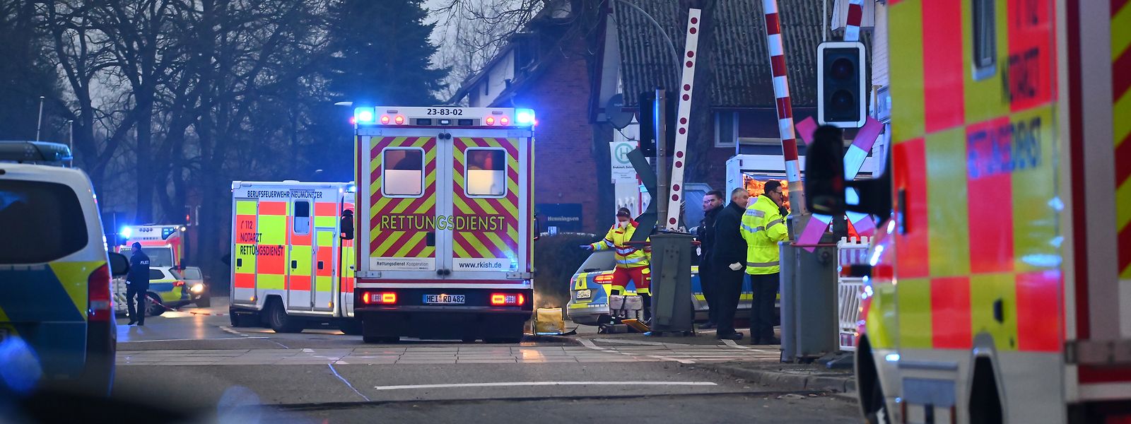 Bei einer Messerattacke in einem Regionalzug von Kiel nach Hamburg sind zwei Menschen getötet und mehrere verletzt worden. 