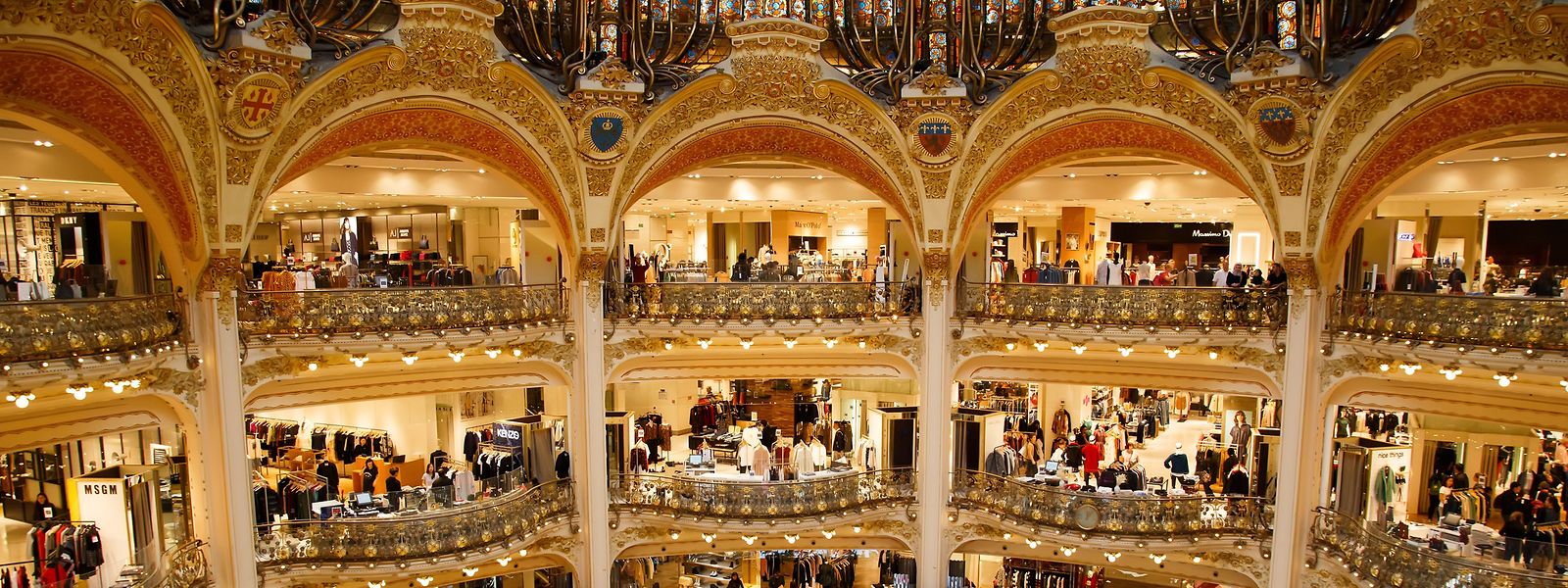 Die Kuppel in den Pariser Galeries Lafayette wurde 1912 fertiggestellt. Sie ist Teil der prächtigen Jugendstilarchitektur des Stammhauses der berühmten Kaufhauskette.