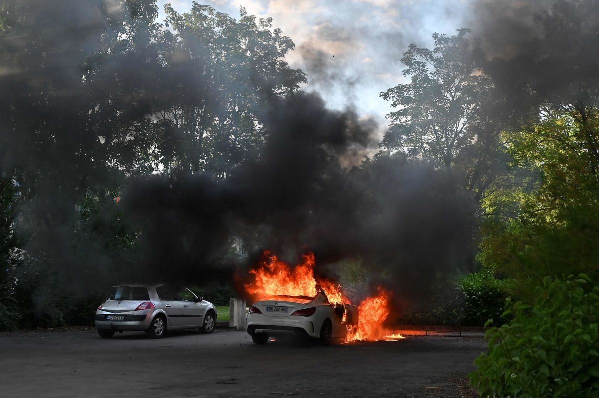 Ein brennendes Fahrzeug in Grésilles. 