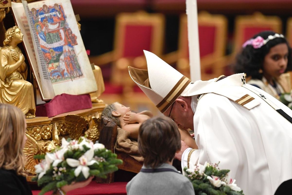 Papst Franziskus küsst eine Jesu-Statue im Petersdom.