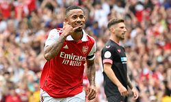 TOPSHOT - Arsenal's Brazilian forward Gabriel Jesus (C) celebrates after scoring his team second goal during a club friendly football match between Arsenal and Sevilla at the Emirates Stadium in London on July 30, 2022. (Photo by JUSTIN TALLIS / AFP)