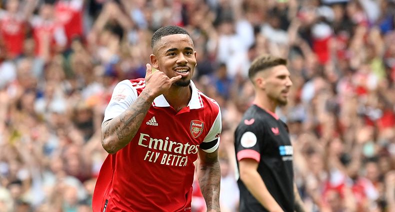 TOPSHOT - Arsenal's Brazilian forward Gabriel Jesus (C) celebrates after scoring his team second goal during a club friendly football match between Arsenal and Sevilla at the Emirates Stadium in London on July 30, 2022. (Photo by JUSTIN TALLIS / AFP)