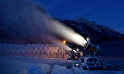 Snow cannons blow snow on the hills in the Abtenau ski resort, Austria, on December 1, 2020. - Germany is seeking an EU-wide ban on ski tourism over Christmas to halt coronavirus transmissions, but many countries including neighbouring Austria have voiced strong opposition. (Photo by BARBARA GINDL / APA / AFP) / Austria OUT