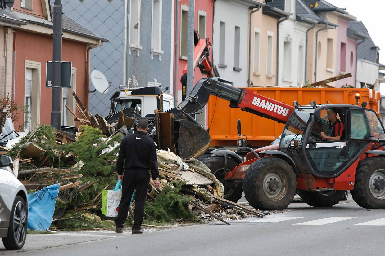 Lokales, online, Bascharage,  ,Tornado, Sturm, 2. Tag, Helfer, Aufräumarbeiten,   Foto: Anouk Antony/Luxemburger Wort