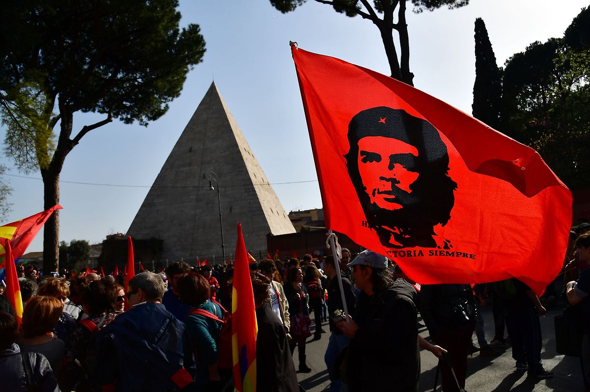 Ein Accessoire, das nie aus der Mode kommt: Das berühmte Che-Guevara-Foto " Guerrillero Heroico" von Alberto Korda - hier bei der Anti-Euro-Demo in Rom.