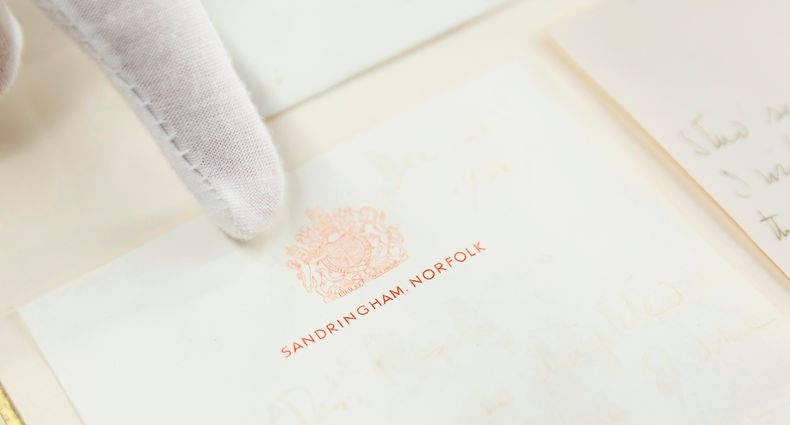 Das Stuttgarter Auktionshaus Eppli versteigert neben weiteren Objekten zum Thema "Britisches Königshaus" einen handgeschriebenen zweiseitigen Brief der kürzlich gestorbenen Königin Elizabeth II. (1926-2022) aus dem Jahr 1966 an eine passionierte Reiterin. Auf dem Briefkopf ist "Sandringham Norfolk" zu lesen. Die britische Königsfamilie unterhält einen Landsitz mit diesem Namen. 