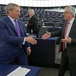 EU-Kommissionspräsident Jean-Claude Juncker und der britische Brexit-Befürworter Nigel Farage im Europaparlament.