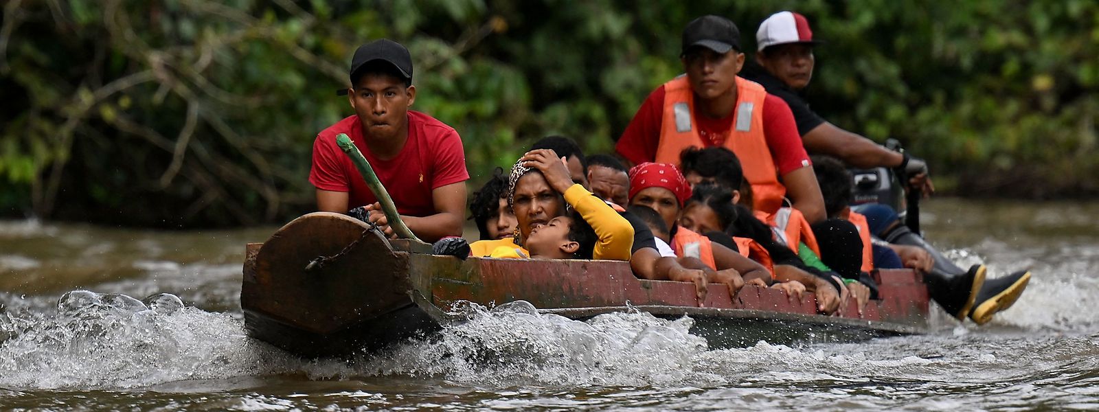 Venezolanische Asylsuchende durchqueren den Fluss Chucunaque an der Grenze zu Panama.