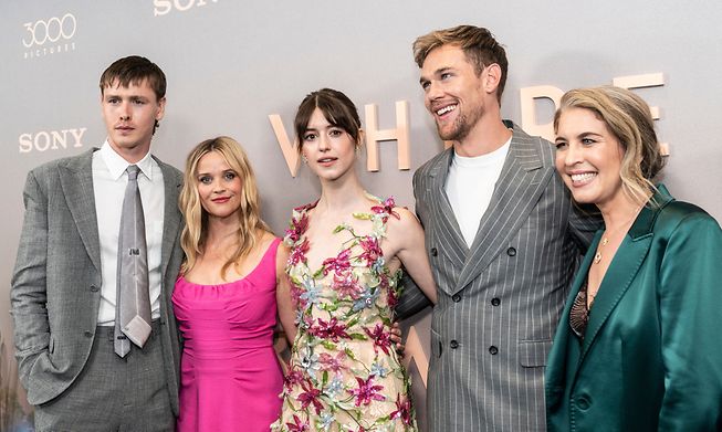 A crew that didn't manage to attract good reviews. From left to right: Harris Dickinson (chase), producer Reese Witherspoon, Daisy Edgar-Jones (Kya), Taylor John-Smith (Tate) and director Olivia Newman attending the film's premiere in New York in July of this year.