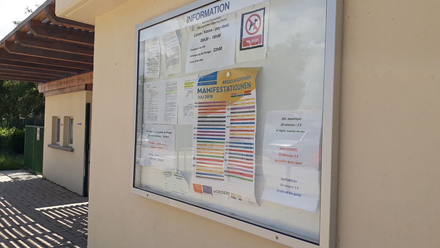 O regulamento está afixado no exterior do centro de lazer, junto à entrada.