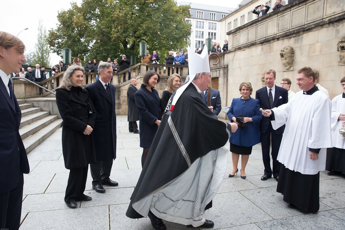 Erzbischof Jean-Claude Hollerich empfing die Mitglieder der großherzoglichen Familie vor der Krypta der Kathedrale.