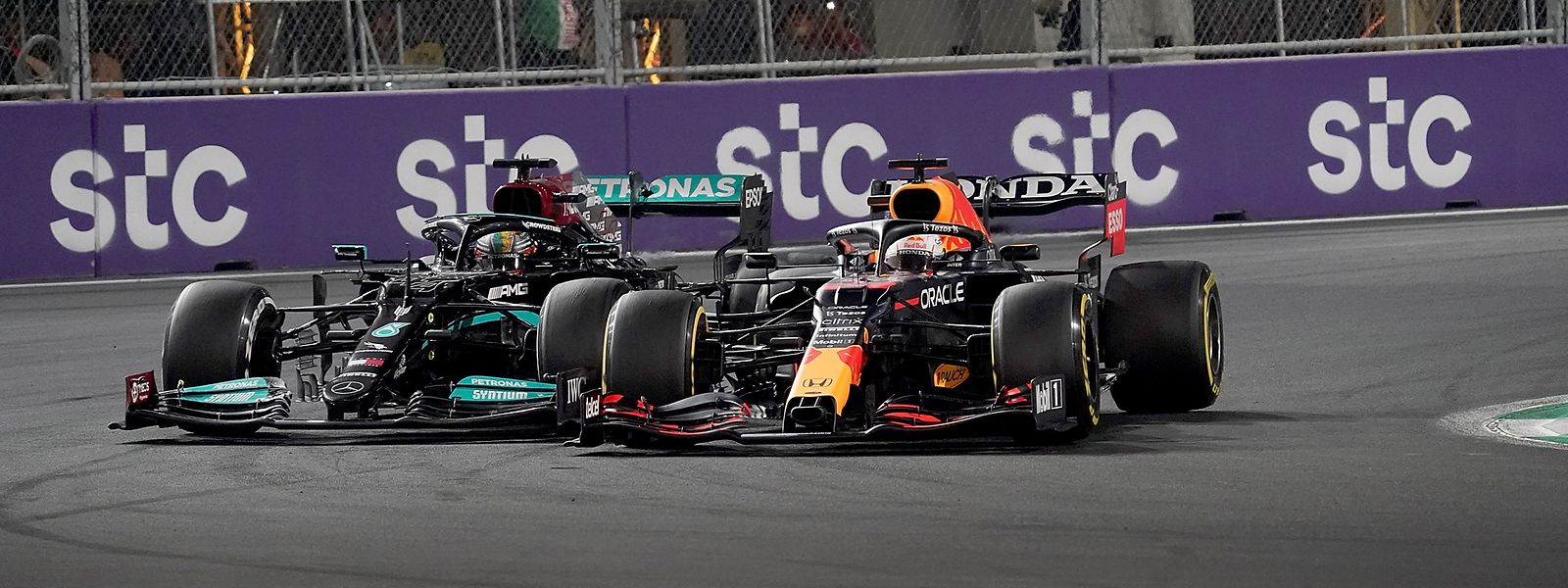 Lewis Hamilton (l) versucht von außen an Max Verstappen (r) vorbeizuziehen. 