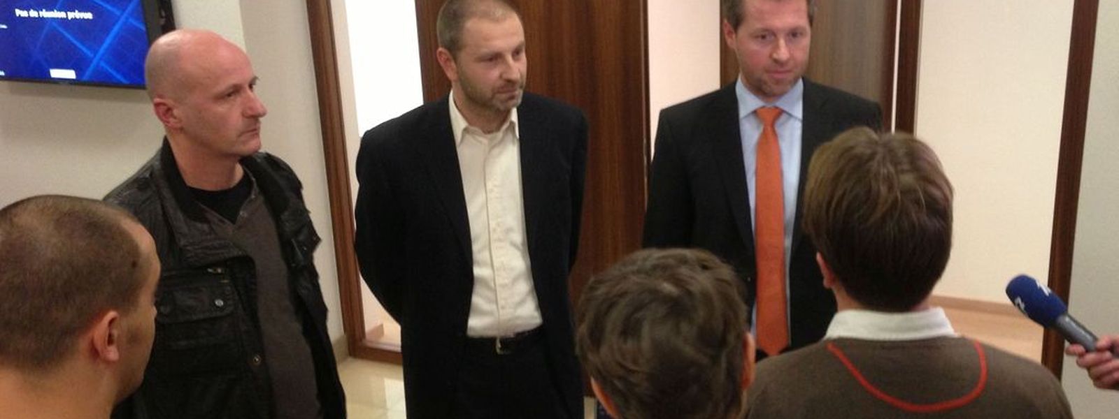 Jules Barthel, Camille Weyrich und  Daniel Reding standen den Journalisten nach der gescheiterten Unterredung Rede und Antwort.