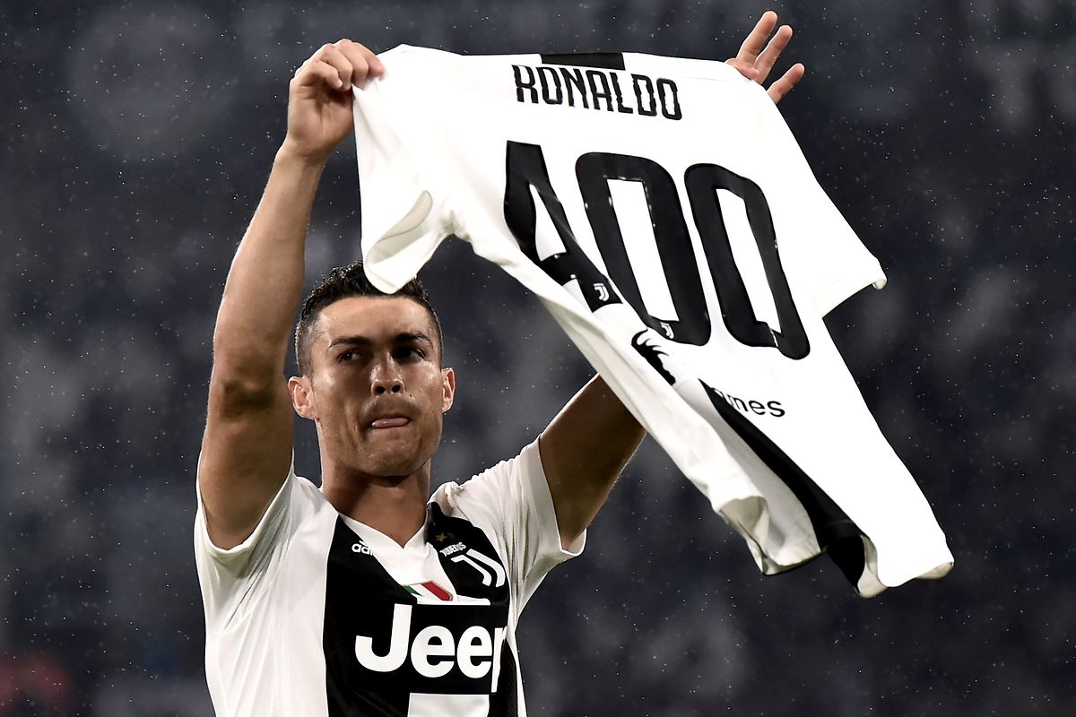 Cristiano Ronaldo no jogo com o Cagliari em que foi premiado pelo presidente da Juventus. 