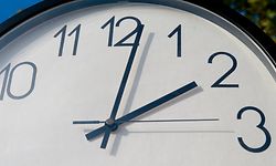 2 statt 3 Uhr: Ab Sonntagmorgen ticken die Uhren wieder anders.