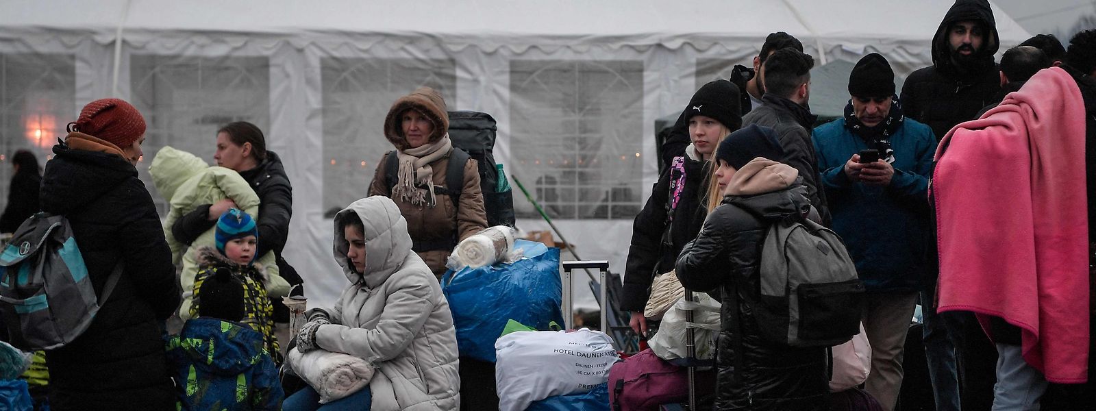 Famílias ucranianas em Medyka, na Polónia depois de terem atravessado a fronteira com a Ucrânia. 