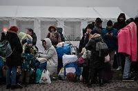 Famílias ucranianas em Medyka, na Polónia depois de terem atravessado a fronteira com a Ucrânia. 
