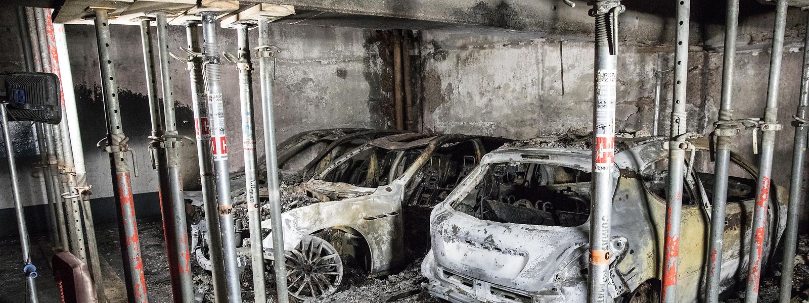 Fünf Autos wurden beim Brand zerstört und die Tiefgarage in Mitleidenschaft gezogen. 