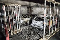 Lokales.Autos werden aus dem Parking Rousegärtchen geborgen.Brand,Feuer Parking. Foto: Gerry Huberty/Luxemburger Wort