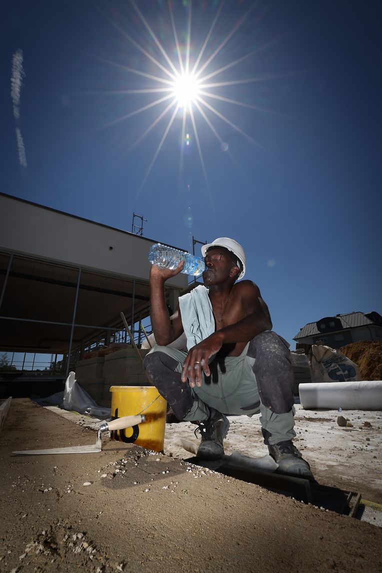 Bauarbeiter müssen auch bei Hitze körperlich anstrengende Arbeiten verrichten.