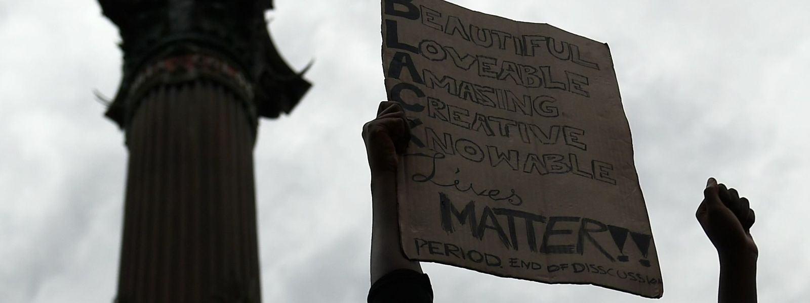 Neben einer Statue von Christoph Kolumbus in Barcelona kommt es zu Protesten.