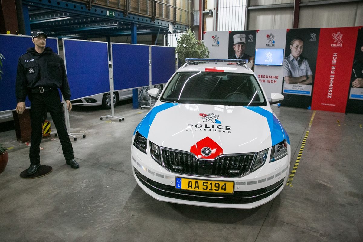 Bis März 2018 sollen 220 Fahrzeuge und 60 Motorräder, die Kommissariatsschilder, die Polizeidokumente und die Kleidung der rund 2.000 Polizisten an die neue „Corporate identity“ angepasst werden. 