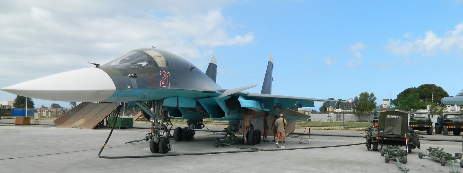 Das Archivfoto aus dem Jahr 2016 zeigt einen russischen Suchoi-Kampfbomber beim Auftanken.