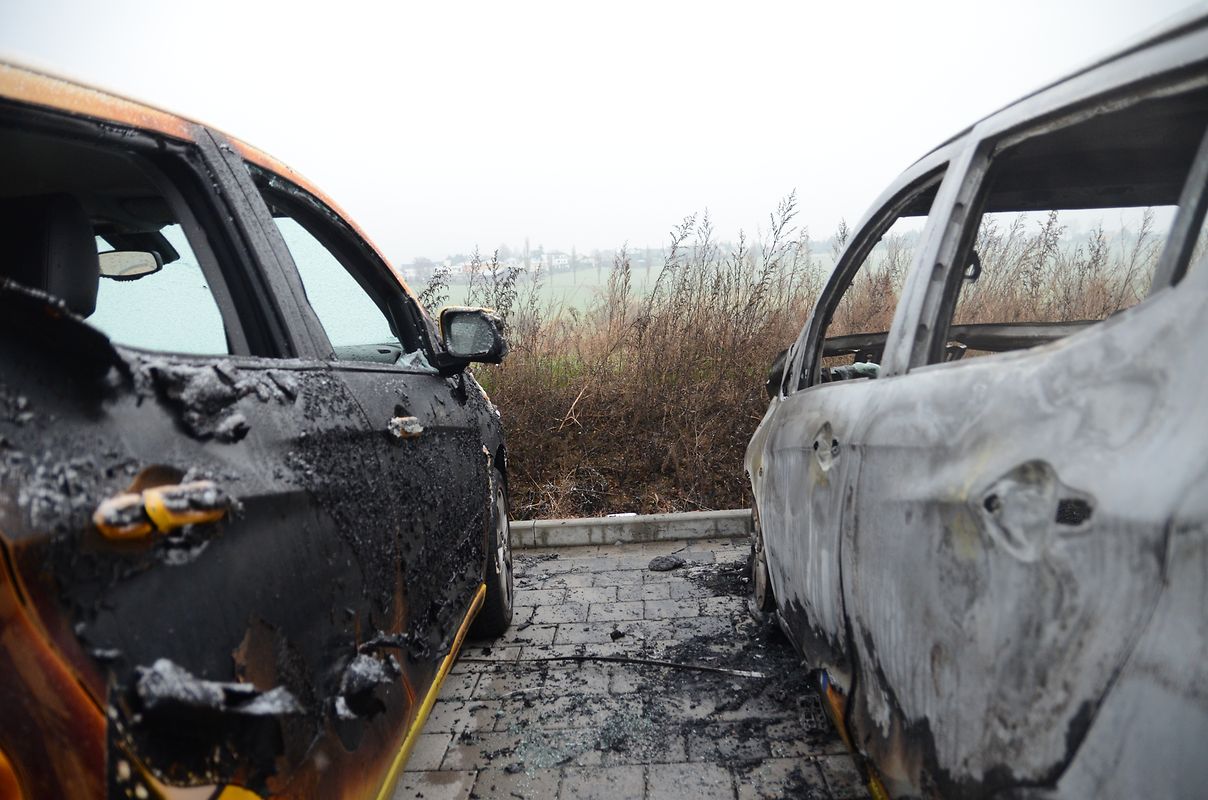 Zwei Autos brannten vollständig aus, zwei weitere wurden schwer beschädigt und sind als Totalschaden anzusehen.