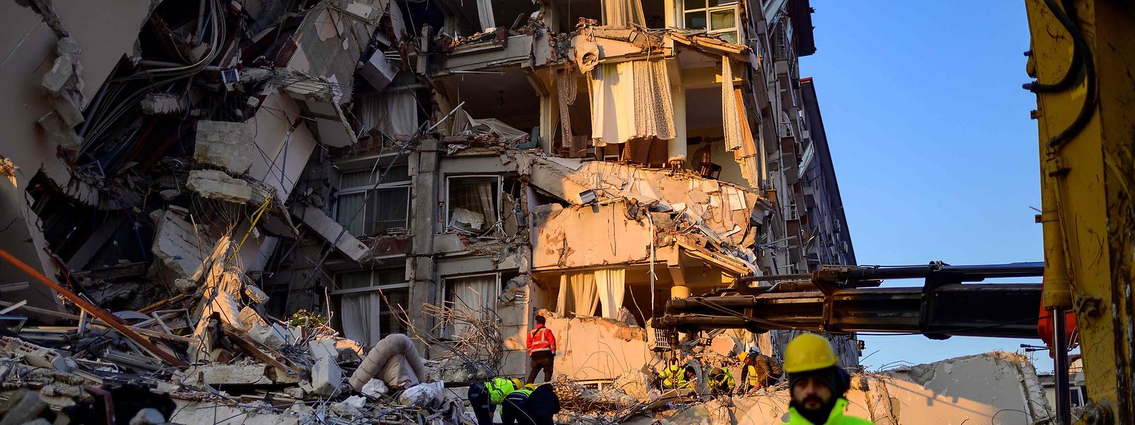 Laut offiziellen Angaben wurden bisher 23.000 Leichen nach dem katastrophalen Erdbeben in der Grenzregion zwischen der Türkei und Syrien geborgen. Schätzungen zufolge könnte die Zahl der Todesopfer aber auf 50.000 steigen.