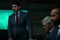 Nach "Daredevil" bekommt Charlie Cox (l.) seine nächste Hauptrolle -  diesmal in "Treason", einer neuen Agentenserie auf Netflix.