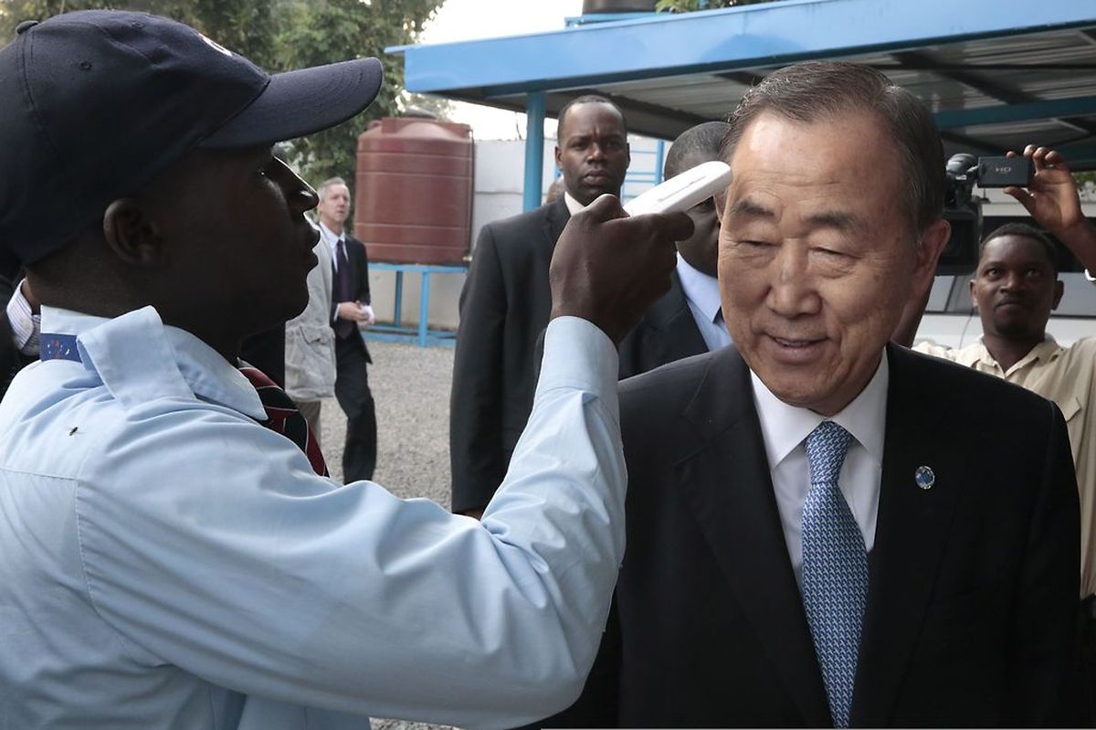 „Ebola ist weiterhin eine globale Krise“, meint Ban Ki-Moon. Der UN-Generalsekretär war am Samstag in Guinea.