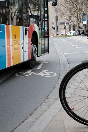 Wenn die Busspur den Radweg kreuzt, sind Kollisionen vorprogrammiert. 