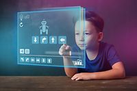 Child is programming a robot on virtual screen. This is homework for school project. Bildungsminister will algorithmisches Denken bei Grundschulkindern fördern. Schule, Kinder, programmieren