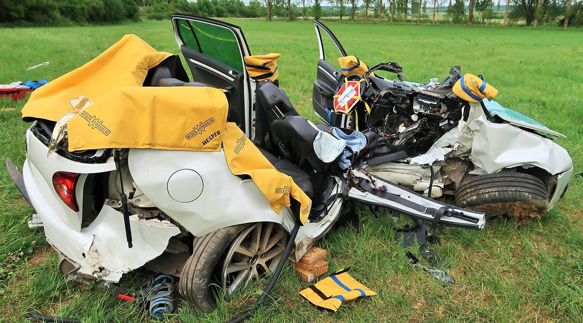 Die Rettungskräfte mussten den Beifahrer aus dem Auto befreien.