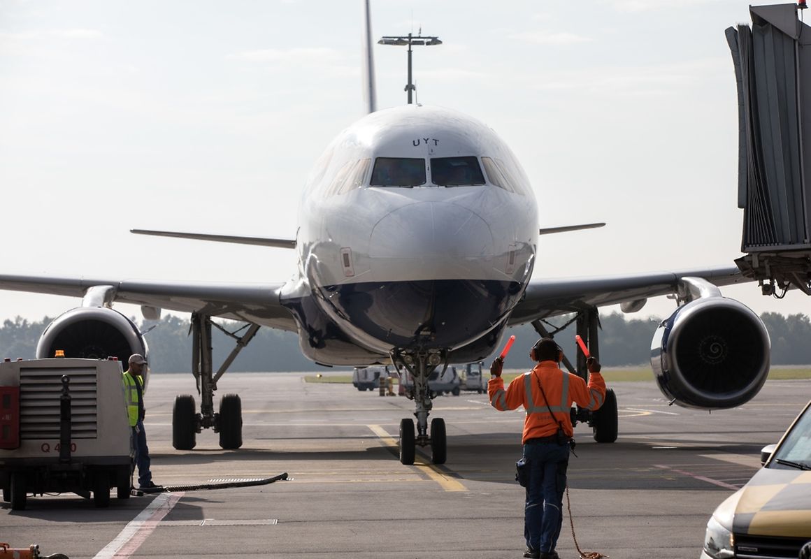 Der Chef des Bodenteams hilft die Piloten der Boeing beim Parken.