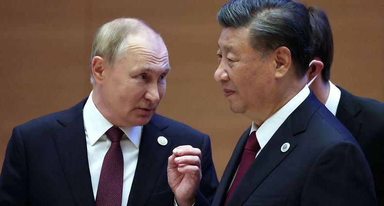 TOPSHOT - Russian President Vladimir Putin speaks to China's President Xi Jinping during the Shanghai Cooperation Organisation (SCO) leaders' summit in Samarkand on September 16, 2022. (Photo by Sergei BOBYLYOV / SPUTNIK / AFP)