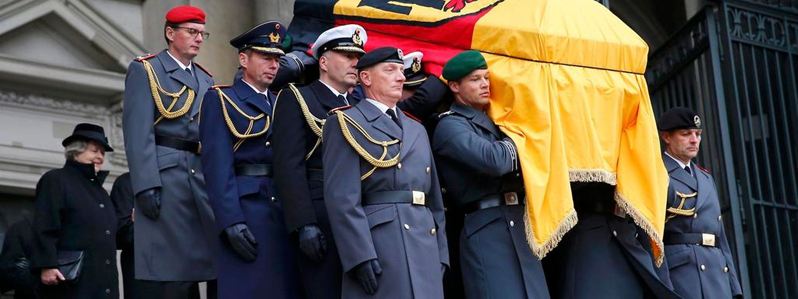 Der Bundespräsident wurde mit militärischen Ehren beerdigt.