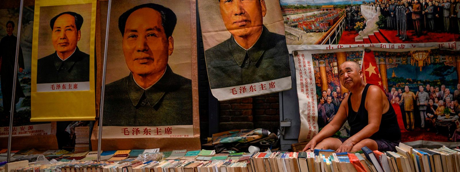 Bücher, Poster, Flaggen und vieles mehr von Mao Tsetung, dem Gründer der Volksrepublik China, werden auch heute noch verkauft.
