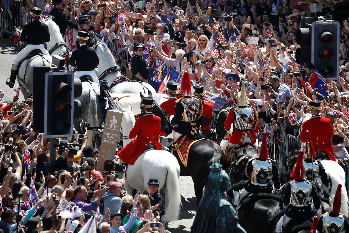 Nach der Trauung fuhr das Brautpaar in einer offenen Kutsche erst durch die Anlagen von Schloss Windsor und anschließend durch das nahe gelegene Dorf. 