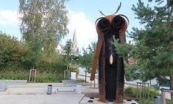 Die Rail-Owl, zu Deutsch: Bahn-, oder Schieneneule, thront seit Kurzem in der Rodanger Ortsmitte. Geschaffen wurde sie von der Künstlerin Bettina Scholl-Sabbatini. / Foto: Luc EWEN