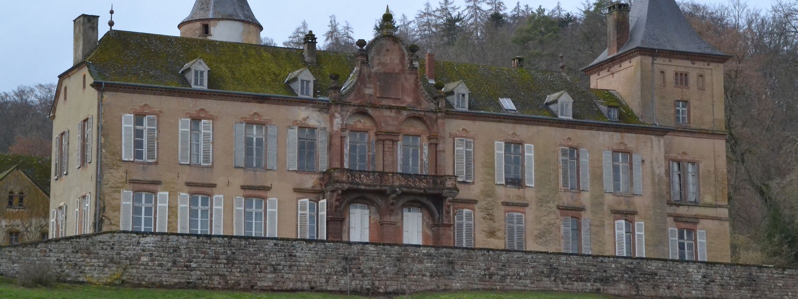 Das Schloss mit seinen Ländereien stand zum Verkauf. 