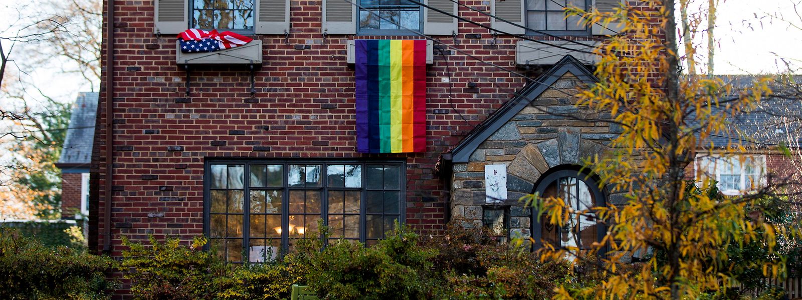 Bewohner von Chevy Chase, die neben dem Haus wohnen, das der damals designierte Vizepräsident Pence vorübergehend gemietet hat, bevor er in das Naval Observatory umzieht, zeigen LGBT-Pride-Fahnen an der Vorderseite ihrer Häuser.