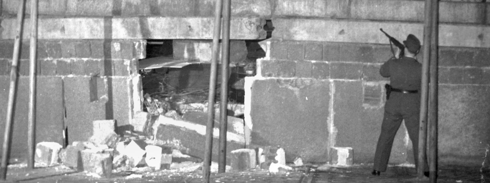 Nach der spektakulären Flucht klafft ein großes Loch in der Berliner Mauer. 