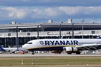 Europas größter Billigflieger Ryanair ist wegen der Corona-Krise im abgelaufenen Geschäftsjahr tief in den roten Zahlen gelandet. 