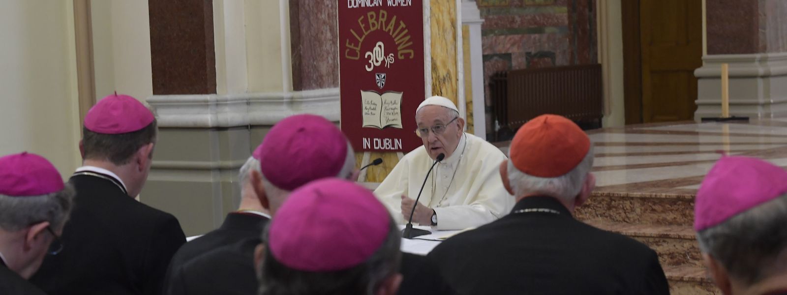 Papst Franziskus bei einem Treffen mit irischen Bischöfen am Ende seiner Irland-Reise.