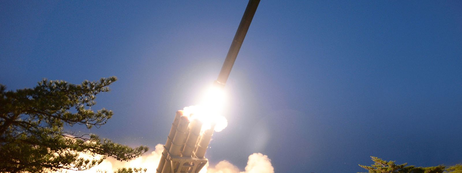 Dieses von der staatlichen nordkoreanischen Nachrichtenagentur KCNA am 30.03.2020 zur Verfügung gestellte Foto zeigt einen Raketentest. Nordkorea hat bei seinem Raketentest nach Darstellung des Militärs einen "supergroßen Mehrfach-Raketenwerfer" eingesetzt.